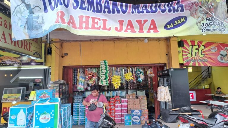 Pelanggan berjalan usai belanja di warung Sembako di Semarang. (bae)