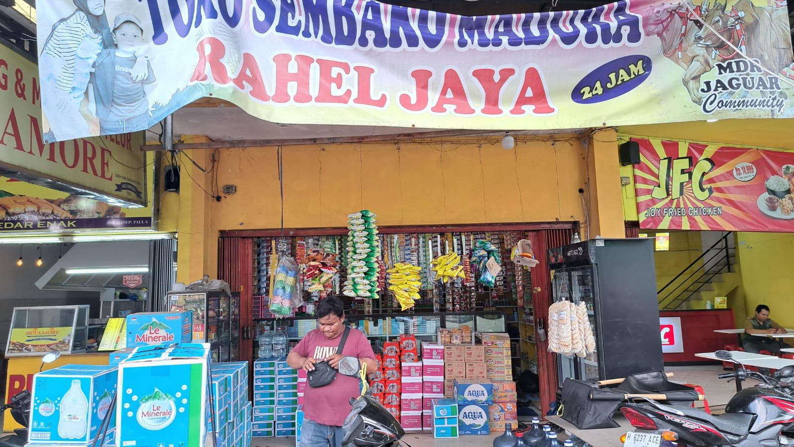 Pelanggan berjalan usai belanja di warung Sembako di Semarang. (bae)