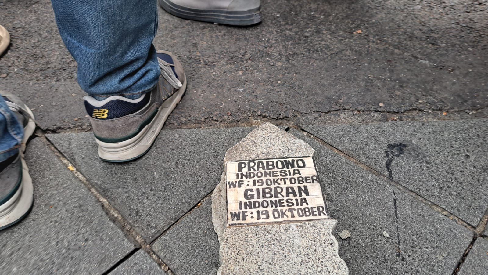 Nisan bertulis Prabowo-Gibran dibiarkan terinjak-injak di jalanan. (bae)