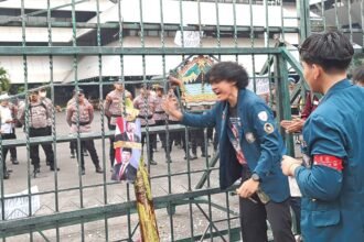 Massa aksi meluapkan emosi ke foto Prabowo-Gibran di aksi sore ini. (bae)