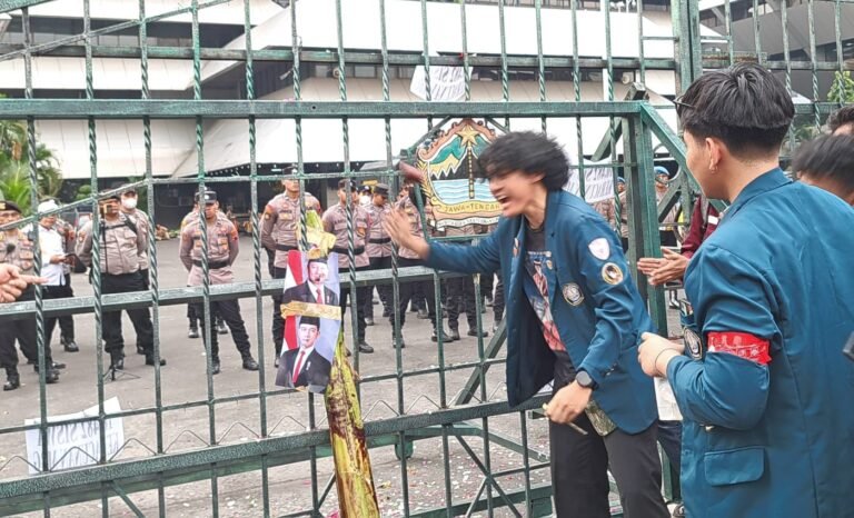 Massa aksi meluapkan emosi ke foto Prabowo-Gibran di aksi sore ini. (bae)