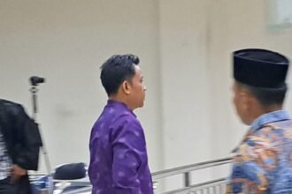 Terpidana korupsi, Martono (baju ungu) berjalan usai sidang di pengadilan. (bae)