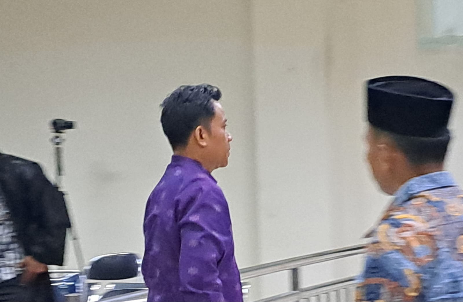Terpidana korupsi, Martono (baju ungu) berjalan usai sidang di pengadilan. (bae)