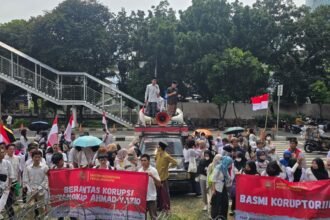 Sekitar 150 orang dari Aliansi Santri Nusantara Peduli Korupsi tumplek di depan kantor KPK, tuntut usut tuntas dugaan keterlibatan Gus Yazid dalam pusaran korupsi BUMD.