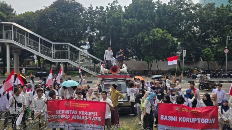 Sekitar 150 orang dari Aliansi Santri Nusantara Peduli Korupsi tumplek di depan kantor KPK, tuntut usut tuntas dugaan keterlibatan Gus Yazid dalam pusaran korupsi BUMD.