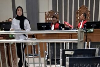Cik Mel bediri usai sidang pledoi di pengadilan. (bae)