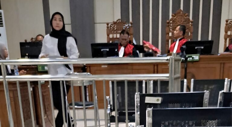 Cik Mel bediri usai sidang pledoi di pengadilan. (bae)