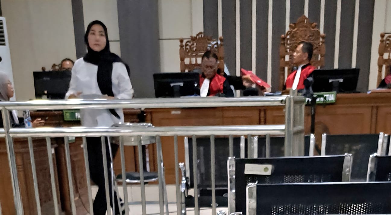 Cik Mel bediri usai sidang pledoi di pengadilan. (bae)