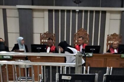 Cik Mel beranjak usai bacakan pledoi di pengadilan. (bae)