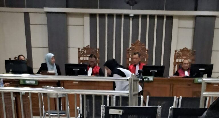 Cik Mel beranjak usai bacakan pledoi di pengadilan. (bae)