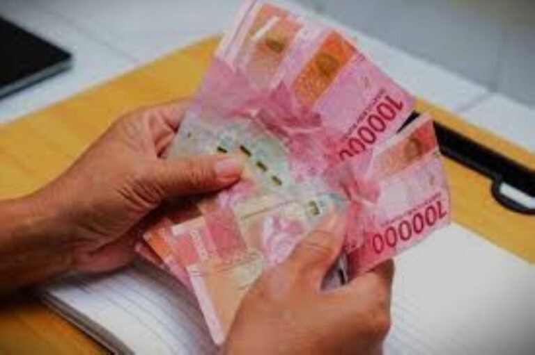 Ilustrasi pencairan uang BLT.