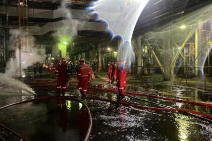 Petugas berupaya memadamkan api pada peristiwa kebakaran kilang minyak Pertamina di Dumai, Riau.
