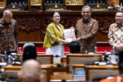 LAPORAN KINERJA: Ketua DPR RI Puan Maharani menyerahkan laporan kinerja DPR Tahun Sidang 2024-2025 kepada Ketua MPR RI Ahmad Muzani dalam Rapat Paripurna di Kompleks Parlemen, Senayan, Jakarta, Kamis (2/10). Penyerahan laporan ini sekaligus menandai penutupan Masa Sidang I Tahun Sidang 2025-2026. (Foto: Ist)