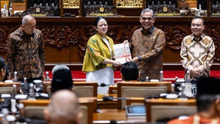 LAPORAN KINERJA: Ketua DPR RI Puan Maharani menyerahkan laporan kinerja DPR Tahun Sidang 2024-2025 kepada Ketua MPR RI Ahmad Muzani dalam Rapat Paripurna di Kompleks Parlemen, Senayan, Jakarta, Kamis (2/10). Penyerahan laporan ini sekaligus menandai penutupan Masa Sidang I Tahun Sidang 2025-2026. (Foto: Ist)
