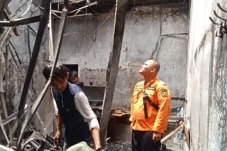 Sisa kebakaran di rumah Khamozaro Waruwu, hakim Pengadilan Tindak Pidana Korupsi Medan yang menangani kasus korupsi proyek jalan Dinas PUPR Sumatera Utara.