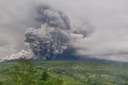 Luncuran awan panas erupsi Gunung Semeru.