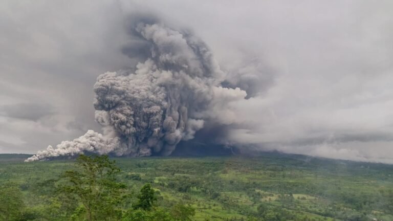 Luncuran awan panas erupsi Gunung Semeru.