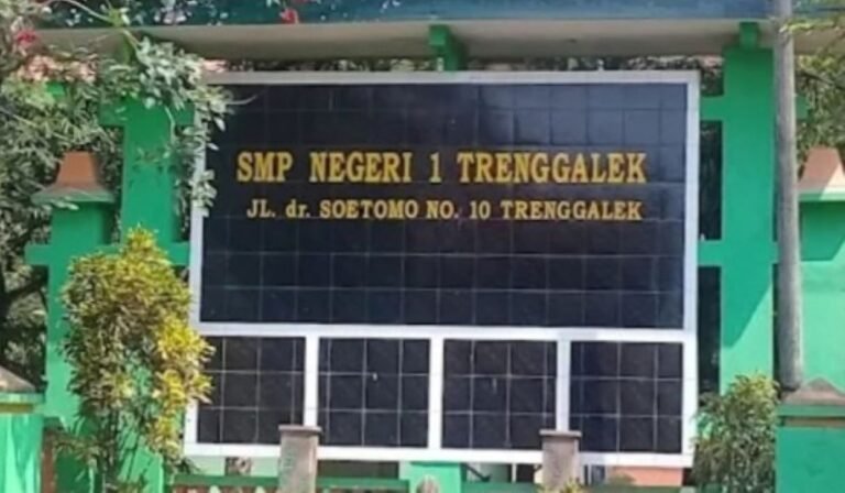 SMPN 1 Trenggalek yang lagi viral.