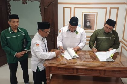 Penandatangan nota kesepahaman antara Kakanwil Kemenag Jateng, Saiful Mujab, dan Ketua PW ISNU Jateng, Dr Fakhrudin Aziz.