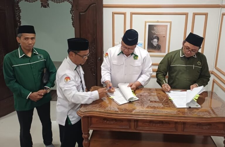 Penandatangan nota kesepahaman antara Kakanwil Kemenag Jateng, Saiful Mujab, dan Ketua PW ISNU Jateng, Dr Fakhrudin Aziz.
