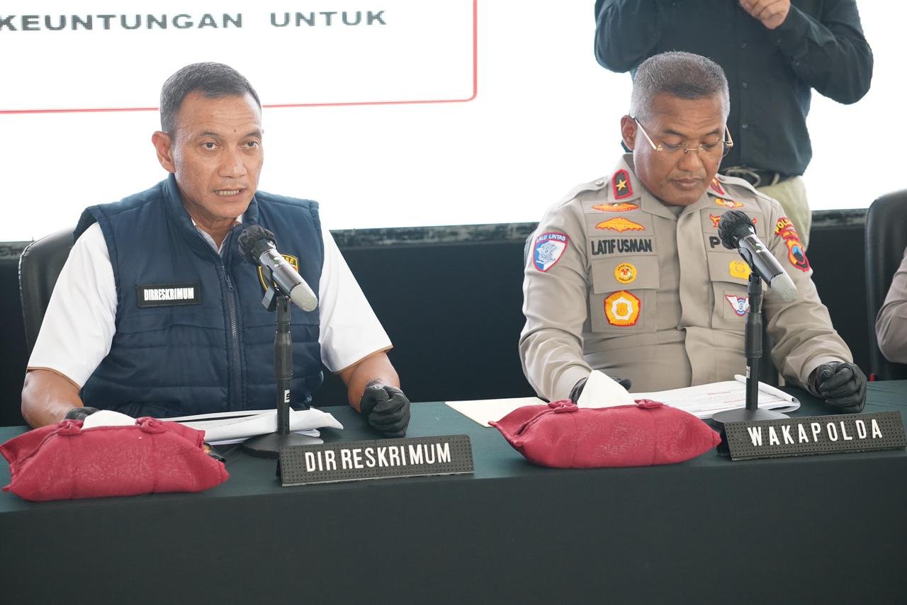 Wakapolda Jateng (kanan) dan Dirreskrimum Polda menggelar konferensi pers di kantornya, Rabu (5/10/2025). 