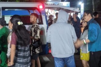 Evakuasi korban kecelakaan di Ngaliyan, Semarang.