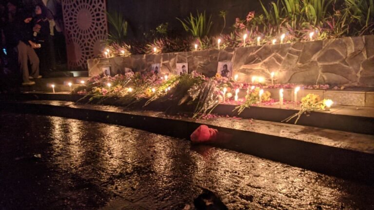 Nyala lilin solidaritas mahasiswa UIN Walisongo Semarang.