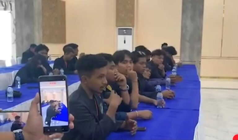 Mahasiswa Untag audiensi usai aksi mendesak pengusutan kasus kematian Levi, dosennya, Rabu (19/11/2025).