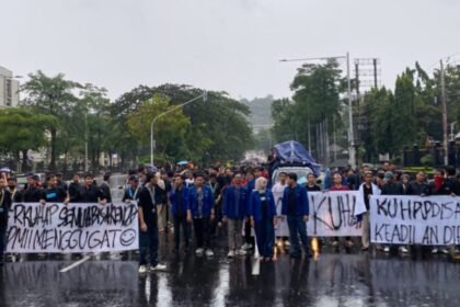 Mahasiswa Semarang turun jalan tolak KUHAP baru yang dinilai menginjak-injak HAM, Jumat (21/11).
