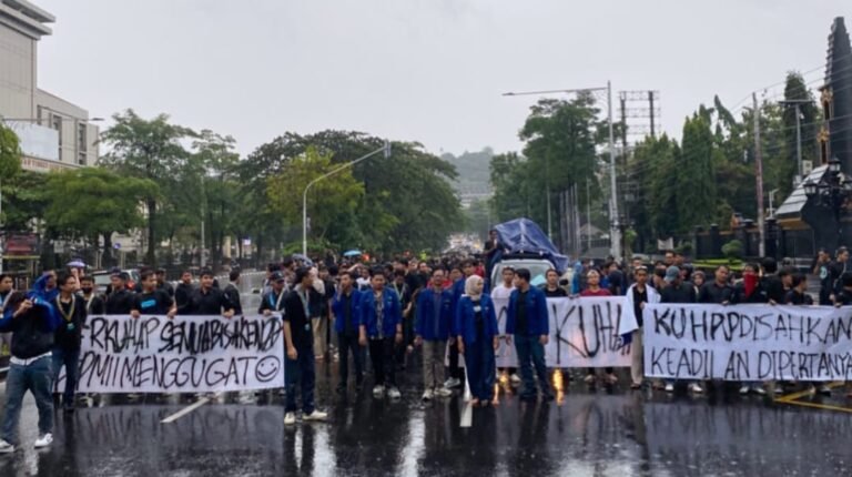Mahasiswa Semarang turun jalan tolak KUHAP baru yang dinilai menginjak-injak HAM, Jumat (21/11).