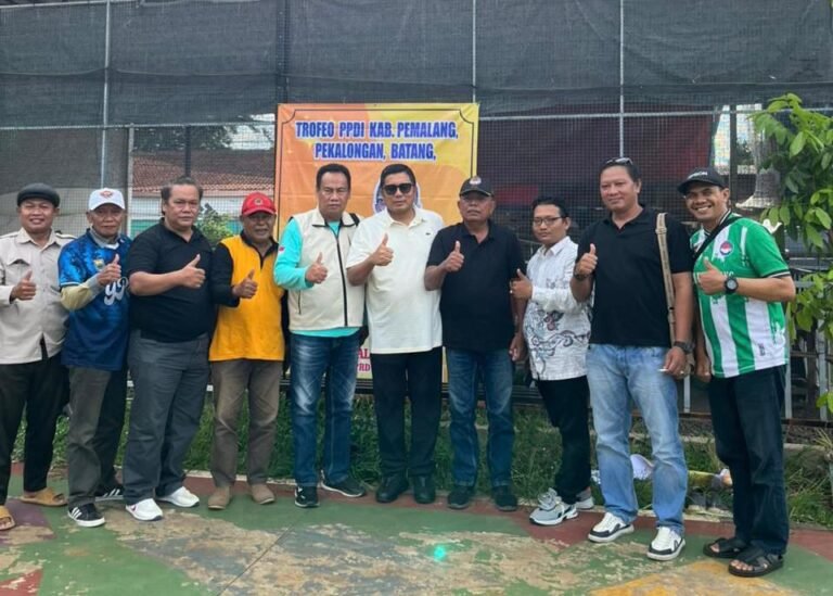 Wakil Ketua DPRD Jateng M Saleh bersama sejumlah perangkat desa.