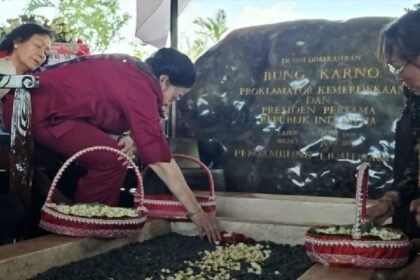 Megawati Soekarnoputri saat menziarahi makam ayahnya, Soekarno, di Blitar, pada 2024.