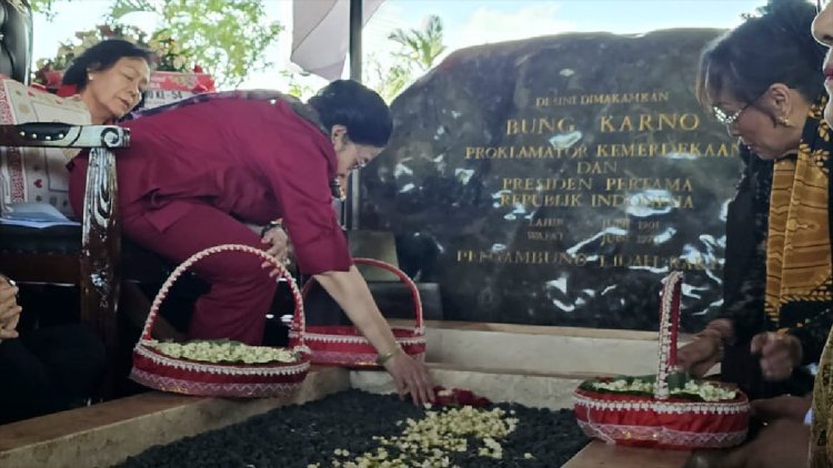 Megawati Soekarnoputri saat menziarahi makam ayahnya, Soekarno, di Blitar, pada 2024.
