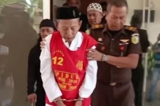Kakek Masir dengan tangan diborgol, digiring jaksa menuju penjara.