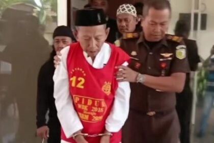 Kakek Masir dengan tangan diborgol, digiring jaksa menuju penjara.