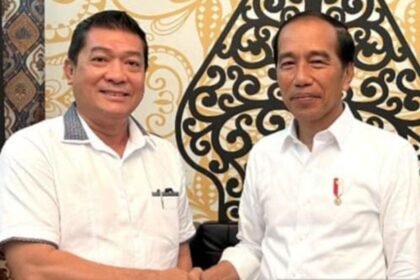 Silfester Matuina (kiri) dan Presiden ke-7 Joko Widodo (Jokowi).