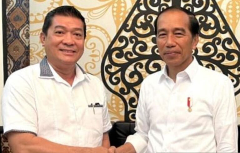 Silfester Matuina (kiri) dan Presiden ke-7 Joko Widodo (Jokowi).