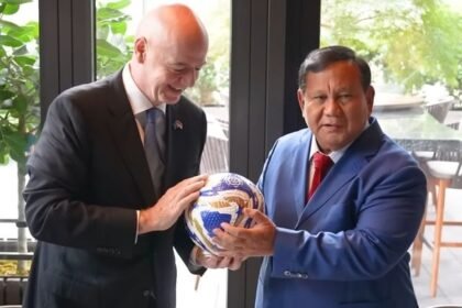 Presiden FIFA Gianni Infantino memberikan sejumlah hadiah kepada Presiden RI Prabowo Subianto di Amerika Serikat, Rabu (24/9/2025).