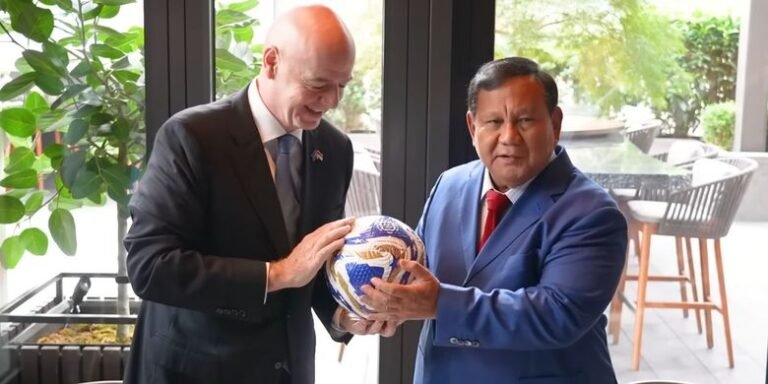 Presiden FIFA Gianni Infantino memberikan sejumlah hadiah kepada Presiden RI Prabowo Subianto di Amerika Serikat, Rabu (24/9/2025).