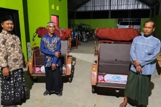 BUMDes Desa Padakaton, Kecamatan Ketanggungan, Kabupaten Brebes, akhirnya menyerahkan becak listrik bantuan Presiden Prabowo Subianto ke pengayuh becak Daklan (57), Kamis (18/12/2025) malam, setelah berita penarikan viral.