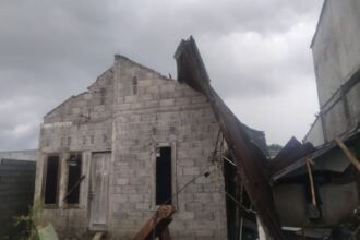 Ilustrasi rumah rusak tersapu angin puting beliung.