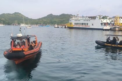 Tim SAR bergerak ke perairan Pulau Padar, TN Komodo, untuk mencari 4 turis Spanyol yang hilang.