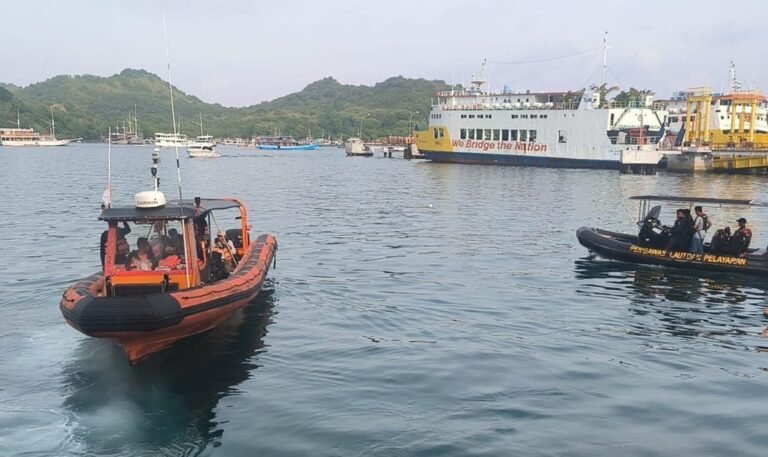 Tim SAR bergerak ke perairan Pulau Padar, TN Komodo, untuk mencari 4 turis Spanyol yang hilang.