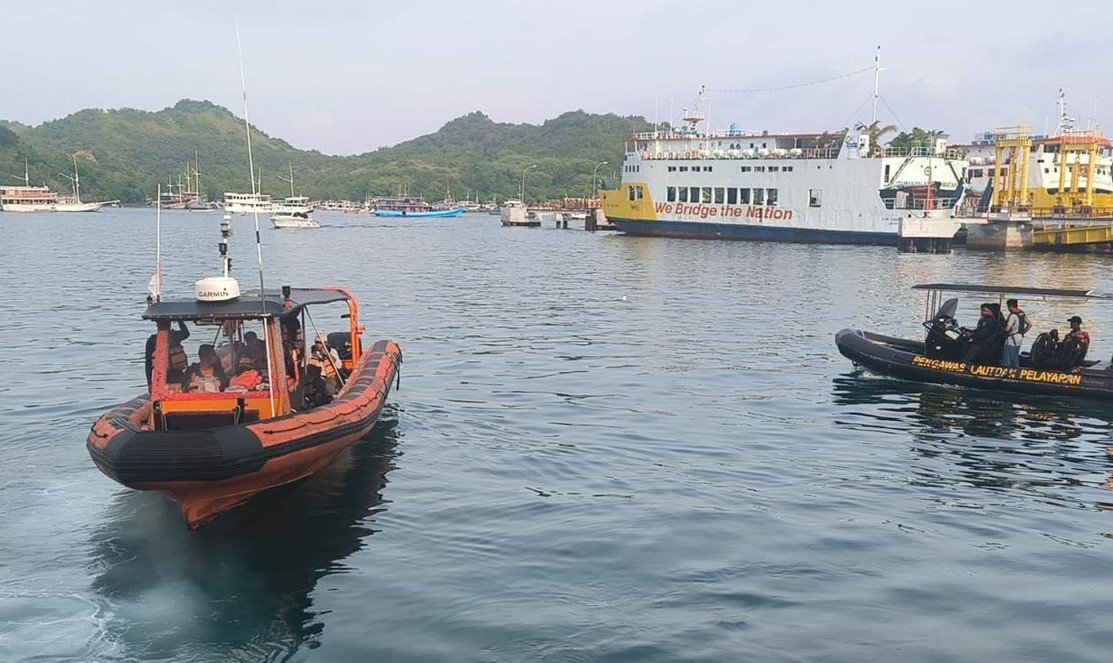 Tim SAR bergerak ke perairan Pulau Padar, TN Komodo, untuk mencari 4 turis Spanyol yang hilang.