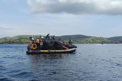 Tim SAR gabungan melakukan pencarian pelatih Valencia dan anaknya di perairan Pulau Padar, TN Komodo, pada Rabu (31/12/2025).