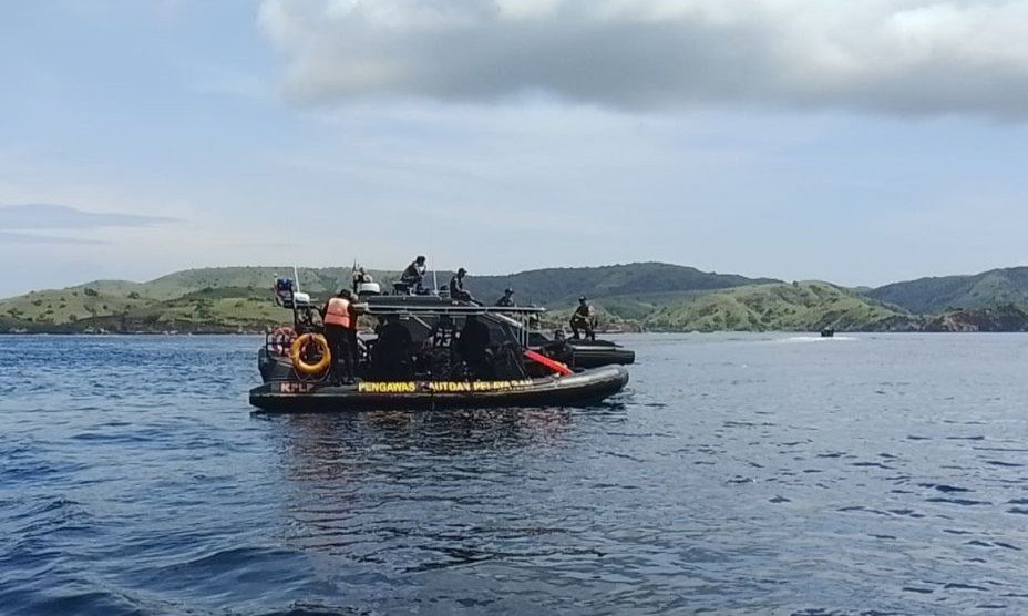 Tim SAR gabungan melakukan pencarian pelatih Valencia dan anaknya di perairan Pulau Padar, TN Komodo, pada Rabu (31/12/2025).