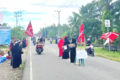Warga Aceh Barat Daya (Abdya) kumpulin donasi sambil kibarin bendera Bulan Bintang.