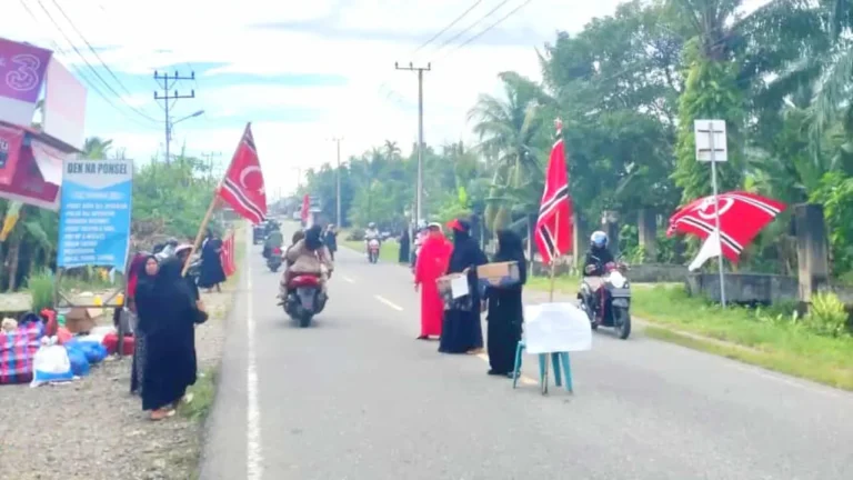 Warga Aceh Barat Daya (Abdya) kumpulin donasi sambil kibarin bendera Bulan Bintang.