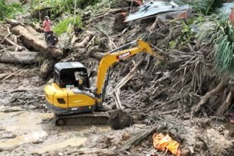 Upaya pencarian korban hilang dan pembukaan akses jalan menggunakan alat berat di Kecamatan Palembayan, Kabupaten Agam, Sumatera Barat, Minggu (30/11).