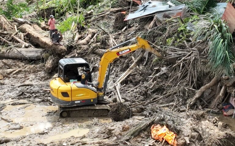 Upaya pencarian korban hilang dan pembukaan akses jalan menggunakan alat berat di Kecamatan Palembayan, Kabupaten Agam, Sumatera Barat, Minggu (30/11).